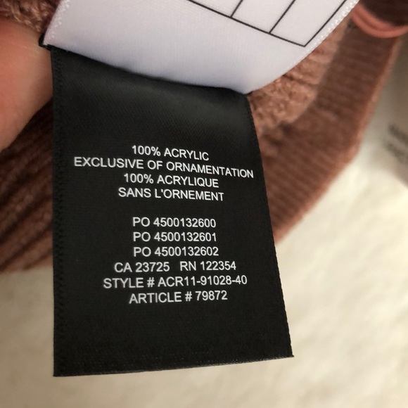 NWT Aritzia Main Character Pom Pom beanie - Picture 3 of 5